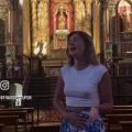Thaïs d'Escuffon en liberté alors qu'elle a chanté en crop-top dans une église...