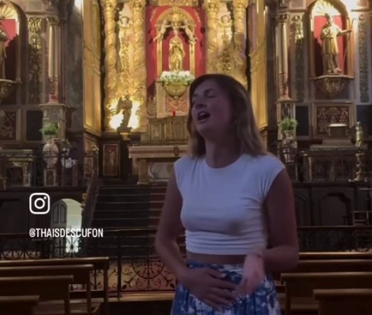 Thaïs d'Escuffon en liberté alors qu'elle a chanté en crop-top dans une église...